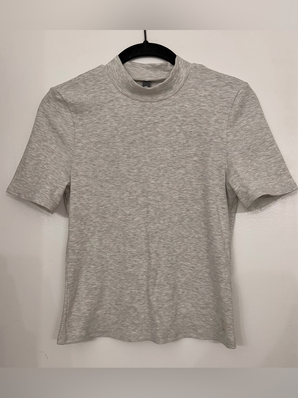 Vuori Pose Fitted Heather Gray Short Sleeve Mock Neck Tee Size Small
